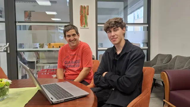 Johannes mit Klient Alexander Weissinger, der von der digitalen Essenbestellung begeistert ist. | Foto: Caritas