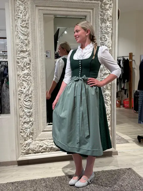 Das Dirndl präsentiert sich in natürlichem Grün. | Foto: Elfi Maisetschläger