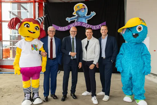 v.l.n.r. Mag. Marcus Wild (SPAR Immobilienvorstand), Mag. Christoph Andexlinger (SES-CEO und EUROPARK-Geschäftsführer), Robert Steiner (Steiner Kidsentertainment) und Mag. (FH) Manuel Mayer (EUROPARK Center-Manager) mit den Maskottchen Lola und Happy in der künftigen Location des neuen PLANET LOLLIPOP

 | Foto: Franz Neumayr