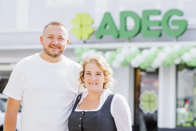 Die ADEG Kaufleute Alessandro und Heidi Bruckner. | Foto: REWE Großhandel GmbH/Leonardo Ramirez Photography