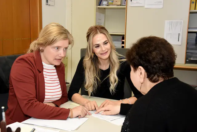 Die Pflegenahversorgerinnen Sigrid Baumgartner und Julia Hipfl stehen den Bürgerinnen und Bürgern in Sachen Demenz mit Rat und Tat zur Seite. | Foto: Stadtgemeinde Wolfsberg 