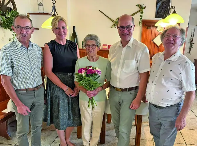 Johann Prinz, OV Alexandra Schnabel, Jubilarin Rosa Klaus, Bgm. DI Johannes Pressl und Senioren-Obmann Gottfried Burgstaller. | Foto: Marktgemeinde Ardagger