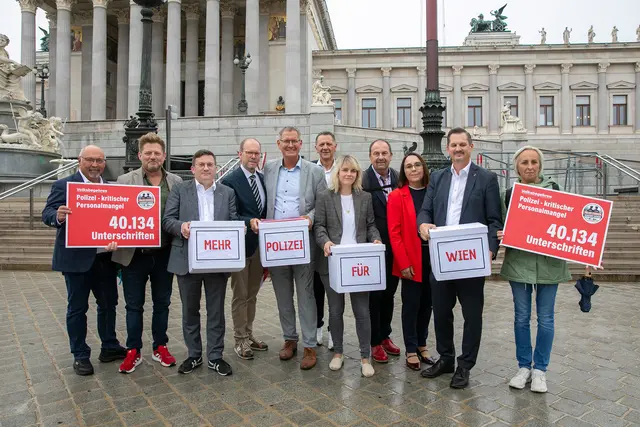 Claudia Lechner (r.) ist Mitinitiatorin des Volksbegehrens „Polizei – kritischer Personalmangel“. | Foto: BV6