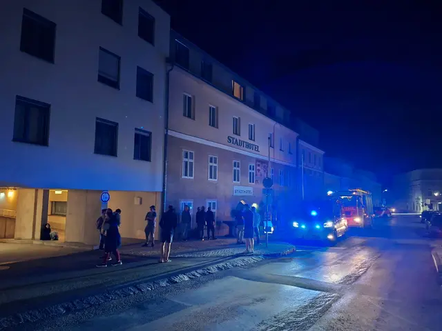 Die Bewohner flüchteten nach dem Alarm aus dem Wohnhaus. | Foto: FF Waidhofen/Thaya