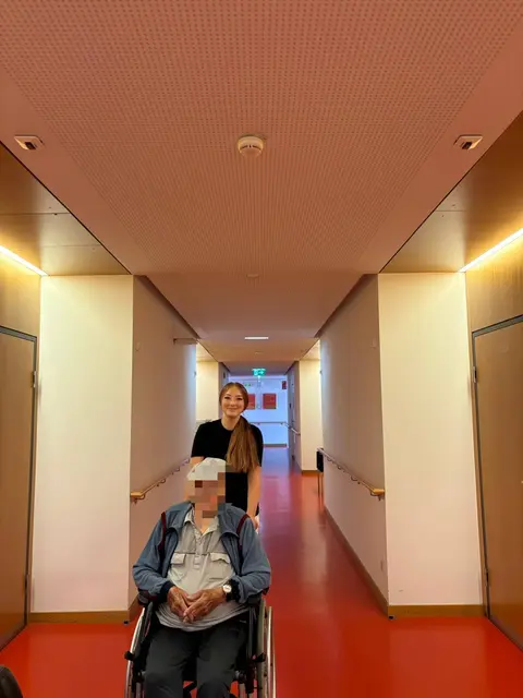 Pflegelehrling Sabrina Kohlberger hat Spaß an ihrem Beruf und fühlt sich, trotz ihres jungen Alters, nicht überfordert. | Foto: Saracevic
