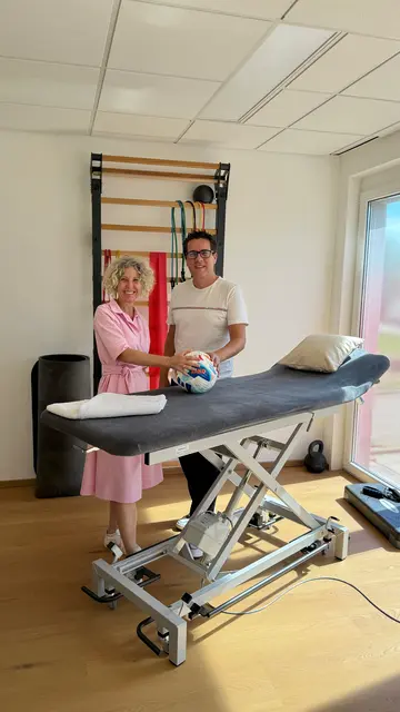 V.l. Vitalakademie-Leiterin Sonja Pimminger und OÖFV-Direktor Raphael Oberndorfinger kooperieren ab sofort bei der Vermittlung von Masseur:innen an Fußballvereine. | Foto: OÖFV