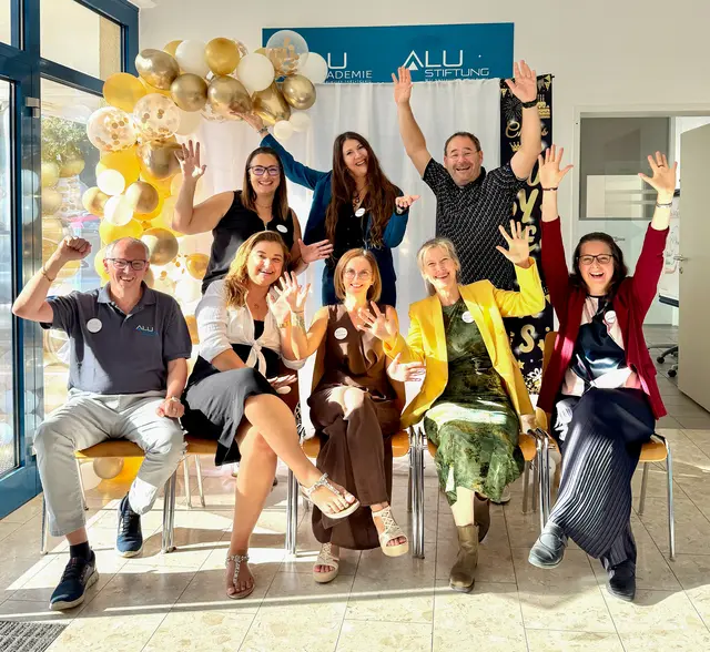 Das Team der ALU-Stiftung in Ried im Innkreis war bei der Jubiläumsveranstaltung zurecht in Feierlaune. | Foto: Doms