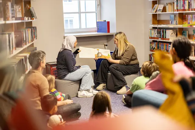 Der Bilderbuchzauber bringt Menschen aus unterschiedlichsten Kulturen zusammen, um gemeinsam Geschichten zu erleben. | Foto: Julia Martin/Stadtamt Ried