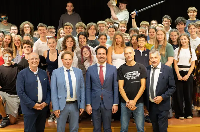  Hubert Fachberger (Leiter der HLBLA St. Florian), Landtagsabgeordneter, Michael 
Weber, Bundesminister für Bildung Christoph Wiederkehr, Paul Pimann 
(Veranstaltungsleiter Talente OÖ Sommerakademie), Bildungsdirektor Alfred Klampfer und die diesjährigen Teilnehmer der Sommerakademie. | Foto: Talente OÖ