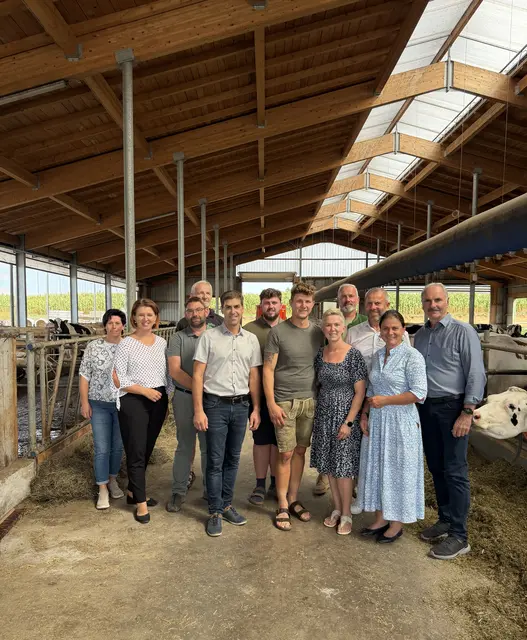 Landesrätin Michaela Langer-Weninger, Bezirksparteiobmann Landtagsabgeordneter Rudolf Raffelsberger und Nationalratsabgeordnete Bettina Zopf im Austausch mit Landwirten in Vorchdorf.
 | Foto: OÖVP Salzkammergut