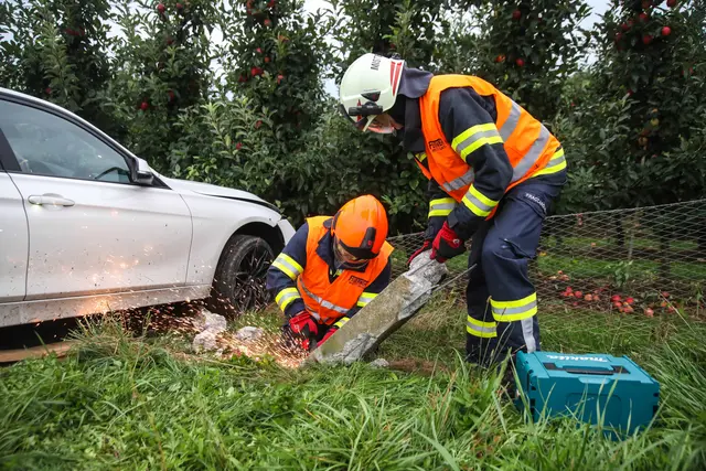 Von einem BMW, der in Buchkirchen von der Straße abgekommen war, blieb nur mehr ein Autowrack übrig. | Foto: laumat.at