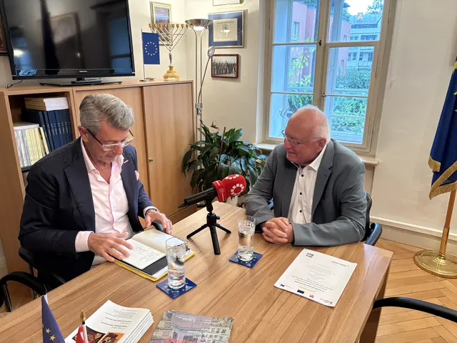 Franz Schausberger, Präsident des Instituts der Regionen Europas (IRE) im Gespräch mit MeinBezirk Chefredakteur Michael Kretz | Foto: MeinBezirk
