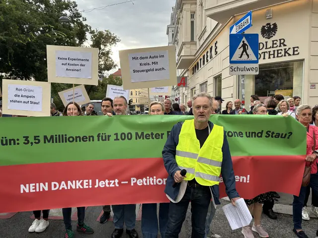 Mitinitiator der Demonstration, Thomas Sigwald, wollte Donnerstagmorgen das Staupotential aufzeigen.  | Foto: Ipirotis/MeinBezirk