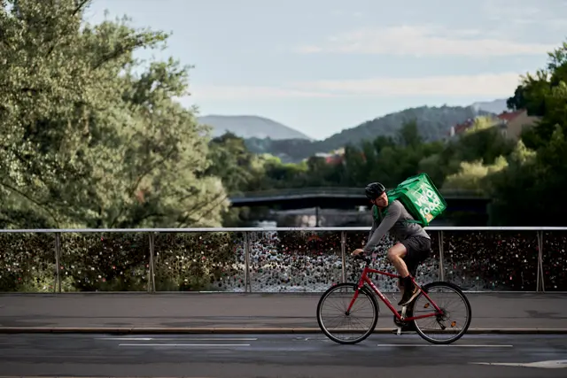 Seit einem Jahrzehnt sind die Grazer Fahrradboten mit den grünen Rucksäcken in Graz unterwegs. | Foto: Velofood