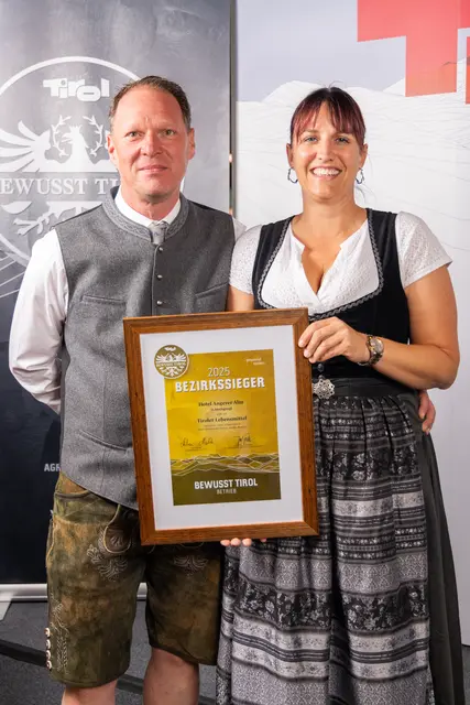 Franziska und Christian Rudolf freuen sich über die Auszeichnung zum „Bewusst Tirol“ Bezirkssieger 2025. | Foto: Agrarmarketing Tirol GmbH