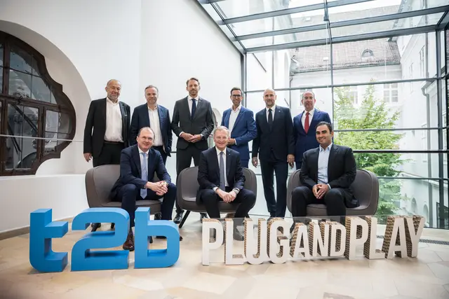 Vorne: Gerald Mayer, CFO, voestalpine AG, Landeshauptmann Thomas Stelzer, Seena Amidi, Managing Partner EMEA, Plug and Play Tech Center. Hintere Reihe: Meinhard Lukas, Mitautor der KI-Exzellenzstrategie, Harald Gindl, CFO, SWIETELSKY AG, Michael Kienberger, CFO, Primetals Technologies Austria GmbH, Christoph Knogler, MBA, CEO und Sprecher des Vorstands der KEBA Group, Christoph Wolkerstorfer, CTO, TGW Logistics Group, Teodoro D. Cocca, Mitautor der KI-Exzellenzstrategie. | Foto: Land OÖ/Max Mayrhofer