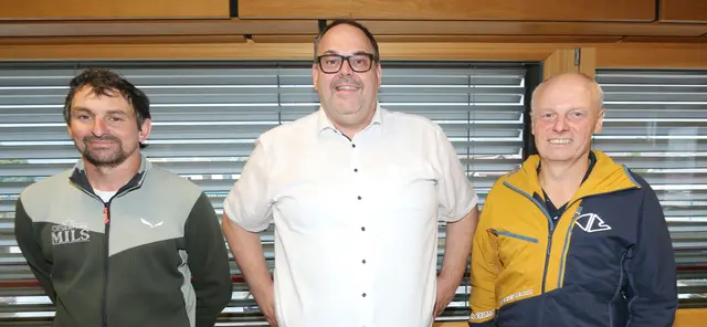 „Der Hüttegglift“: Start in eine neue Ära: Bgm Gerhard Angerer mit Gf Hannes Unterlechner (r) und Betriebsleiter Christoph Vockenberger.
 | Foto: Foto: Walpoth