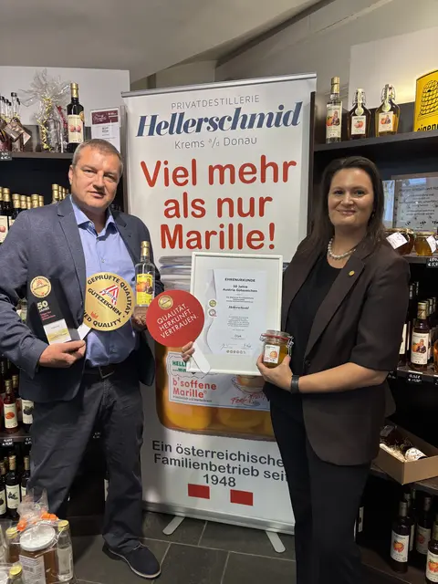 Privatdestillerie Hellerschmid wurde von Martina Winter, geschäftsführender Vorständin der ÖQA, für 50 Jahre ununterbrochenes österreichisches Gütezeichen geehrt.  | Foto: Würfl