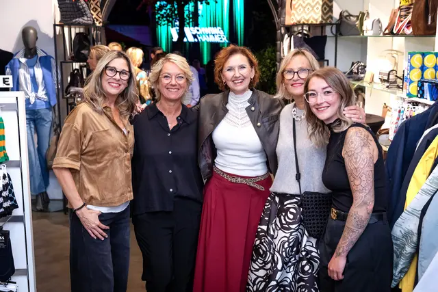 Hinter dem Concept Store steht nicht nur Petra Schwinghammer selbst. Gemeinsam mit ihren langjährigen Mitarbeiterinnen bildet sie ein eingespieltes Team, in dem Erfahrung, Vertrauen und Zusammenhalt eine wichtige Rolle spielen. | Foto: Schwinghammer Mode