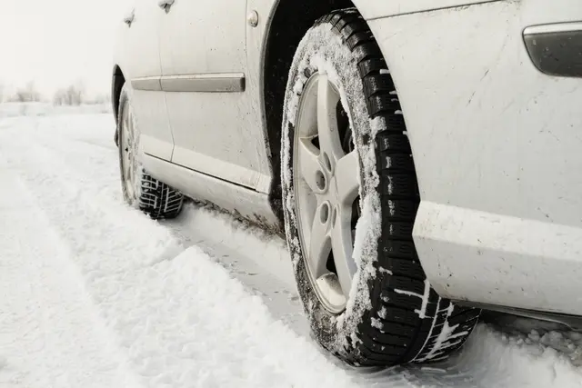 Mit dem nahenden Herbst beginnt für viele Autofahrerinnen und Autofahrer die Suche nach passenden Winterreifen. Das Vergleichsportal "Check24" empfiehlt, Angebote frühzeitig zu prüfen. (Symbolbild) | Foto: Nneirda/Smarterpix