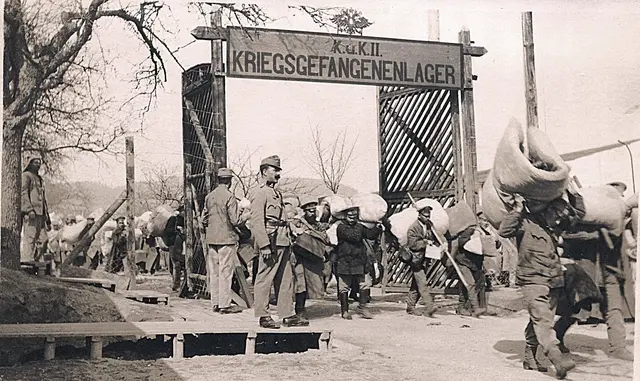 Eingang zum Kriegsgefangenenlager – der Lagerkomplex umfasste vier Teile und hatte von Oktober 1914 bis Oktober 1918 Bestand. | Foto: Sammlung Mühlviertler Schlossmuseum Freistadt