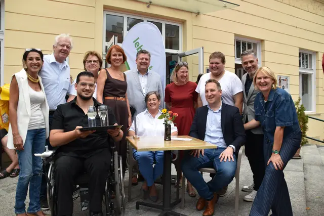 GR Meryem Schmidt, Vizebürgermeister Jowi Trenner, GR Gerlinde Brendinger, Armenid Berisha, GR Angela Stöckl-Wolkerstorfer, Vizebürgermeister Markus Riedmayer, Lebenshilfe-Präsidentin Friederike Pospischil, Einrichtungsleiterin Monika Waidhofer, Victor Amatschek, Stefan Graf, Florian Brandner und GR Helga Krismer. | Foto: Mirjam Preineder