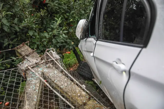 Von einem BMW, der in Buchkirchen von der Straße abgekommen war, blieb nur mehr ein Autowrack übrig. | Foto: laumat.at