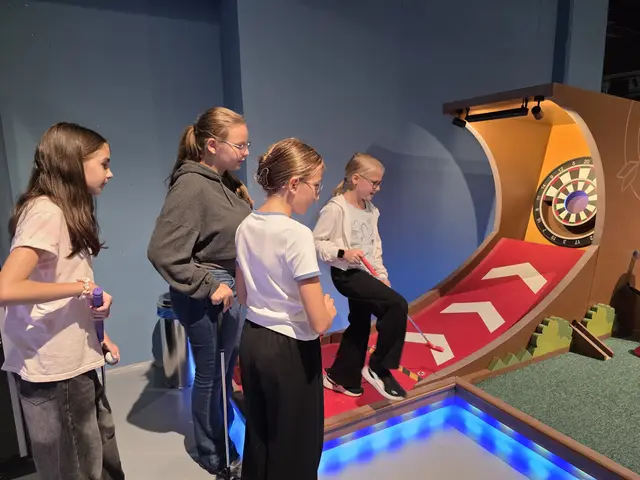 Konzentration gefragt: Augenmaß, Koordination und eine ruhige Hand waren auf den Minigolfbahnen gefragt. | Foto: Andrea Fellner