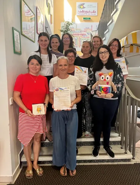 vorne klinische Heilpädagogin Simone Hofbauer (fachlich-inhaltliche Projektleitung) mit den Volksschullehrerinnen: Schulleiterin Kathrin Bachleitner, 2. Reihe vlnr: Johanna Kaltenbrunner, Michaela Jerger, Magdalena Greiner, 3. Reihe und ff.: Daniela Weigl, Martina Gaind (Projektorganisation Kleinregion Donau-Ybbsfeld), Manuela Lechner, Sandra Lichtenschopf, Sigrid Windhager, nicht am Foto: Sozialsprecherin der Kleinregion Karin Ebner | Foto: Volksschule Neustadtl