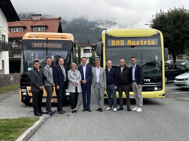 Ziehen an einem Strang (v.l.): Georgios Chrysochoidis (Bürgermeister Leutasch), Elias Walser (Geschäftsführer Tourismusverband Seefeld), Mobilitätslandesrat René Zumtobel, Andrea Neuner (Bürgermeisterin Seefeld), Dominik Hiltpolt (Obmann Planungsverband Seefelder Plateau), Alexander Jug (Geschäftsführer VVT), Joachim Toppler (Geschäftsführer Reisebüro Breuss), Christian Ihrenberger (Bürgermeister Scharnitz) und Christian Härting (Bürgermeister Telfs)  | Foto: Georg Larcher / MeinBezirk