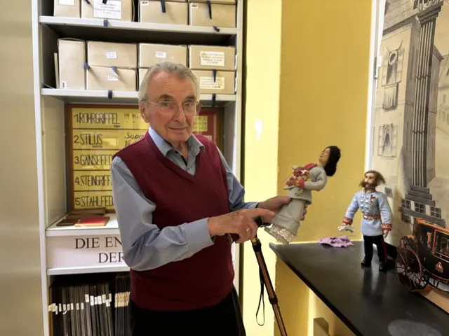 Hans Neuhold im Stadtarchiv im Begegnungszentrum Feldkirchen. Puppen des Kaiserpaars Elisabeth &amp; Franz Joseph befinden sich dort. | Foto: MeinBezirk/Isabella Friessnegg