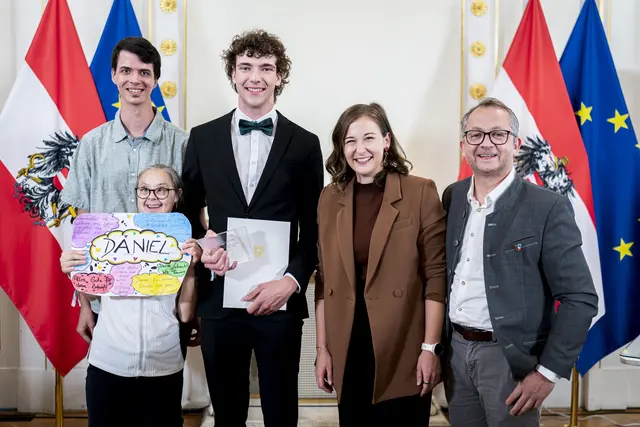Bei der Auszeichnung von Daniel Perner (3. v. re.) aus dem Lungau als Salzburgs „Zivildiener des Jahres 2026“. Weiters im Bild: Harald Pagitsch (re.,  Leiter der Lebenshilfe Werkstätte Tamsweg), Bundesministerin Claudia Bauer (2. v. re.), Martina Kravanja (2. v. li.) und Markus Kößler (li.). | Foto: (c) Florian Schrötter/BKA 