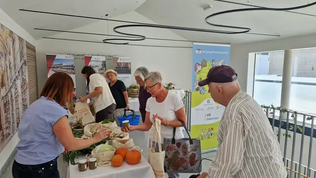 Tauschen und miteinander ins Gespräch kommen: Knapp 40 Personen besuchten die Obst- und Gemüsetauschbörse in der PVE Diakonissen Admont. | Foto: PVE Diakonissen Admont