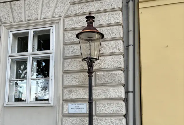 Die letzte Wiener Gaslaterne steht Am Platz 2 vor dem Bezirksmuseum Hietzing. | Foto: Marlene Graupner/MeinBezirk