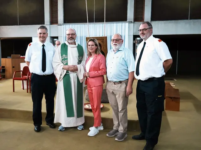 Tom Kruczynski feierte seine erste Messe in der Pfarrkirche Maria Enzersdorf in der Südstadt – er wurde von Vizebürgermeisterin Michaela Haidvogel, dem stv. Pfarrgemeinderatsvorsitzenden und Gemeinderat Franz Jedlicka sowie dem Kommandanten der Freiwilligen Feuerwehr Maria Enzersdorf Josef Osterkorn und seinem Stellvertreter Peter Sauer herzlich willkommen geheißen. | Foto: Marktgemeinde Maria Enzersdorf