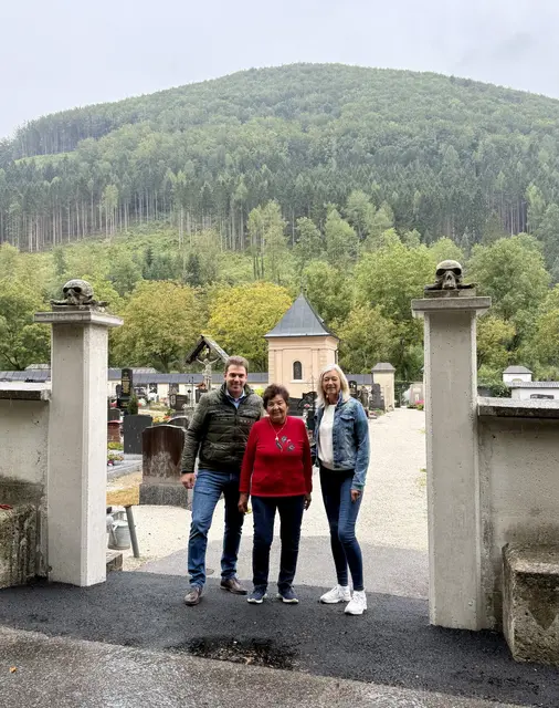 Bürgermeister Manuel Aichberger und die ua. für den städtischen Friedhof zuständige Stadträtin Annemarie Mitterlehner freuen sich über die bereits erfolgte Neuerrichtung der Betonsäulen beim Eingangstor zum Friedhof. Die neuen Alutore folgen.
Über die aktuellen und zukünftigen Sanierungsmaßnahmen freuen sich auch Lilienfelder Bürger, wie etwa Christine Karner. | Foto: GM Lilienfeld