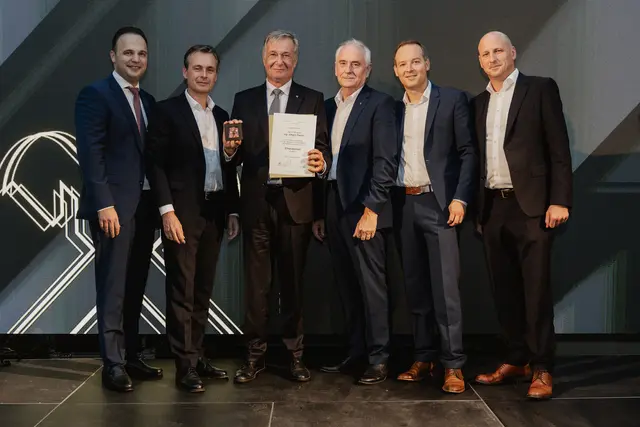 Yalcin Duman (Geschäftsleiter Raiffeisenbank Region Schwechat), Martin Hauer (Generaldirektor der Raiffeisenholding und Raiffeisenlandesbank 
NÖ-Wien), Johann Prendl (ehem. Obmann Raiffeisenbank Region Schwechat), Herbert Hartl 
(Aufsichtsratsvorsitzender Raiffeisenbank Region Schwechat), Peter Vogel (Obmann 
Raiffeisenbank Region Schwechat), Alexander Hartner (Geschäftsleiter Raiffeisenbank 
Region Schwechat | Foto: Filmstories Studio