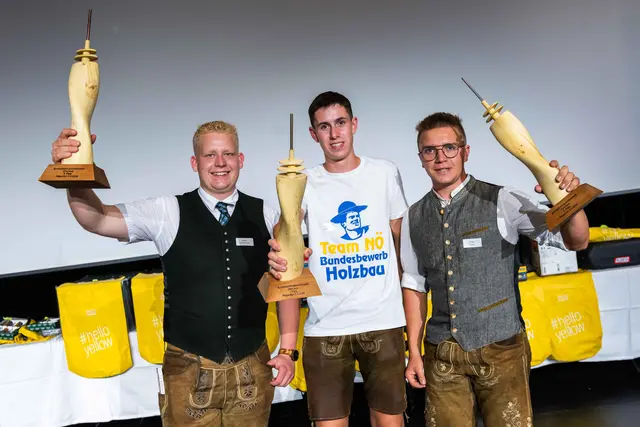 Strahlende Gewinner des Bundeslehrlingswettbewerbs der Zimmerer: David Luttenberger (Platz 3), Sieger Florian Hollaus und Peter Gabriel (Platz 2). | Foto: WKK I PSB