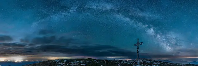 Sternenhimmel über dem Hohen Nock im Nationalpark Kalkalpen – ein Blick auf den natürlichen 
Nachthimmel des Naturnachtgebietes Eisenwurzen.  | Foto: Thomas Lamplmair