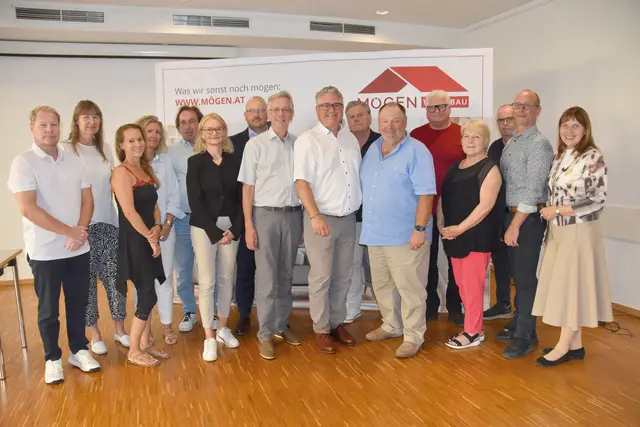 Die Vorstands- und Aufsichtsratsmitglieder (v.l.): gf. Vorstand und Obmann KommR Andreas Holzmann (6.v.r.) und Obmann-Stv. Robert Weber, MSc
(8.v.r.) gemeinsam mit Aufsichtsratsmitglied Betriebsrat Mag. Michael Kaupa, Prokuristin Gabriele Massatsch, Betriebsrätin Andrea Kavalir und Rita Wack,
Prokurist DI Wolfgang Lederbauer, Prokuristin Mag. Angelika Mayer-Handler, Vorstandsmitglied Mag. Paul Pfeifenberger, Aufsichtsratsvorsitzender Dir.
Johannes Herbst, Aufsichtsratsvorsitzender-Stv. Mag. (FH) Manfred Kolar, Aufsichtsratsmitglied Karl Klugmayer, Vorstandsmitglied Sylvia Unterrader,
Aufsichtsratsmitglied Robert Szekely und DI Markus Bartlweber sowie Bgm. Silvia Drechsler (Mödling). | Foto: MöGen