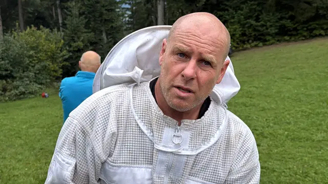 "Durch die thermische Wirkung des Wasserdampfes werden sowohl die im Nest befindlichen adulten Tiere als auch Larven und Puppen erfasst und abgetötet", sagt Harald Wiedemann, Experte für Entfernung von Nestern der Asiatischen Hornisse. | Foto: Johanna Bamberger