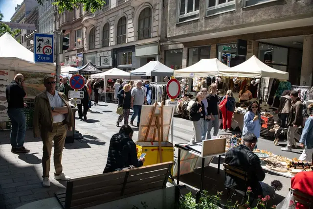 Seit 1983 wird die Neubaugasse zweimal jährlich zum Treffpunkt für Händlerinnen und Händler, Gastronomie, Kunsthandwerk und Besucherinnen und Besucher.  | Foto: Fernanda Nigro