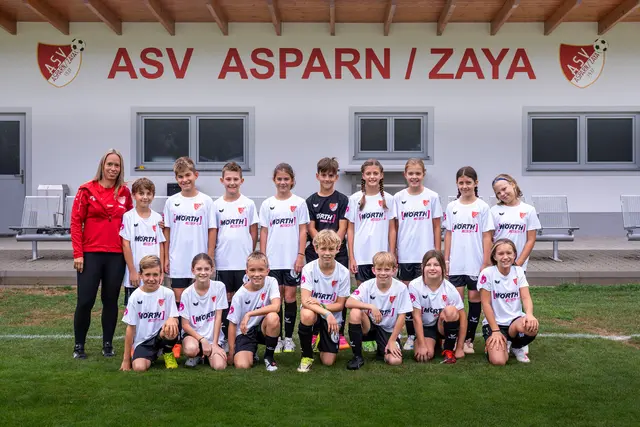 Teamgeist auf und neben dem Platz: Die U12 des ASV Asparn/Zaya gehört zu den 24 Gewinnern der RED ZAC-Initiative „Hast a Leiberl?“. | Foto: Patrick Schiesser