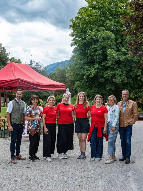Beim Familienfest in Bad Goisern: LAbg. Mario Haas, Landesfrauenvorsitzende LAbg. Renate Heitz, Doris Ellmer, Andrea Pilz, Stephanie Unterberger, Michaela Atzmanstorfer alle (SPÖ Frauen Bad Goisern), Bezirksfrauenvorsitzende Bad Ischls Bürgermeisterin Ines Schiller und Bad Goiserns Bürgermeister Leopold Schilcher. | Foto: SPÖ Bad Goisern