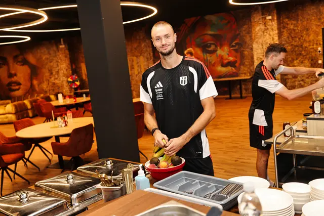 Stürmer Saša Kalajdžić "checkt" gerne am Obstbuffet ein. | Foto: MeinBezirk/Benjamin Reischl