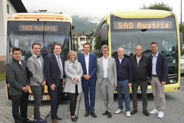 Die Umstellung ist ein Gemeinschaftsprojekt des Verkehrsverbunds Tirol mit den Gemeinden sowie dem Tourismusverband Seefeld (v.l.): Georgios Chrysochoidis (Bürgermeister Leutasch), Elias Walser (Geschäftsführer Tourismusverband Seefeld), Mobilitätslandesrat René Zumtobel, Andrea Neuner (Bürgermeisterin Seefeld), Dominik Hiltpolt (Obmann Planungsverband Seefelder Plateau), Alexander Jug (Geschäftsführer VVT), Joachim Toppler (Geschäftsführer Reisebüro Breuss), Christian Ihrenberger (Bürgermeister Scharnitz) und Christian Härting (Bürgermeister Telfs)  | Foto: Georg Larcher / MeinBezirk