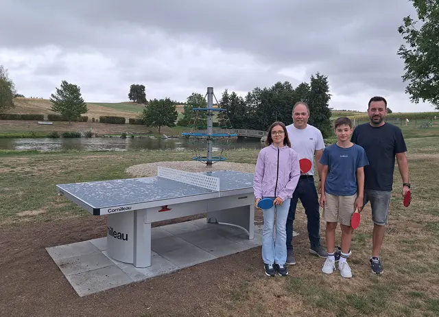 GGR Peter Baireder und Bgm. Andreas Straßer mit Lara und Matteo beim neuen Outdoor-Tischtennistisch in der Freizeitanlage Echsenbach. | Foto: Marktgemeinde Echsenbach