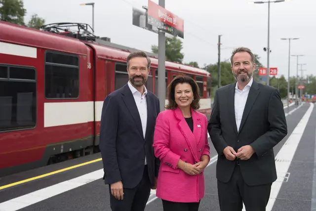 Von links Landeshauptfrau-Stellvertreter Stefan Schnöll, die Geschäftsführerin der Salzburg Linien Gerlinde Hagler und Michael Baminger, der Vorstandssprecher der Salzburg AG in Bergheim. | Foto: Salzburg Linien/Neumayr