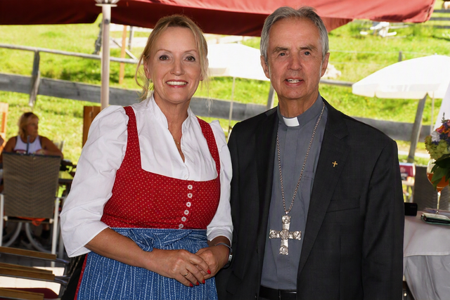 Tania Zawadil von der kfb Regionalstelle Wörgl mit Überraschungsgast Weihbischof Dr. Hansjörg Hofer: Was für eine Ehre und große Freude! (c) Angelika Schellhorn 