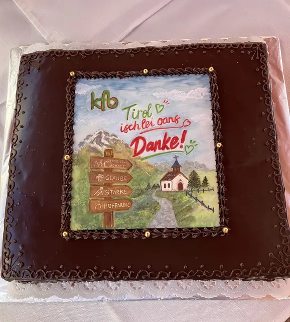 Diese wunderschöne Sachertorte hat die kfb Leiterin Renate Schumann aus Oberau gezaubert: DANKE!